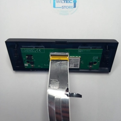 Placa eletrónica verde com fita metálica ligando a estrutura preta