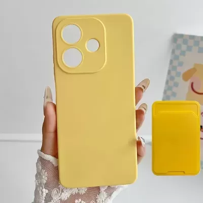 Capa amarela de silicone para smartphone numa mão com unhas longas