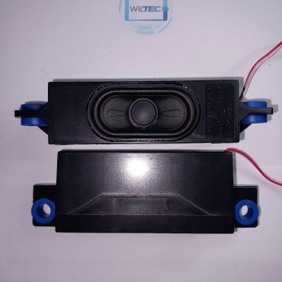 Colunas pequenas pretas com suportes azuis e fios vermelhos