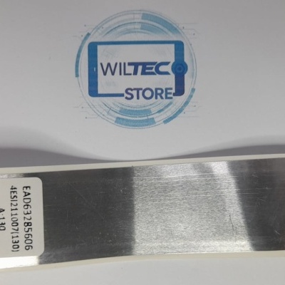 Cabo flexível metálico com conectores e etiqueta visível sobre fundo com selo WILTEC STORE