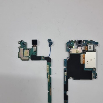 Duas placas eletrónicas de smartphone e logótipo WILTEC STORE