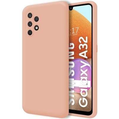 Smartphone Samsung Galaxy A32 com capa de silicone cor salmão e várias câmeras traseiras