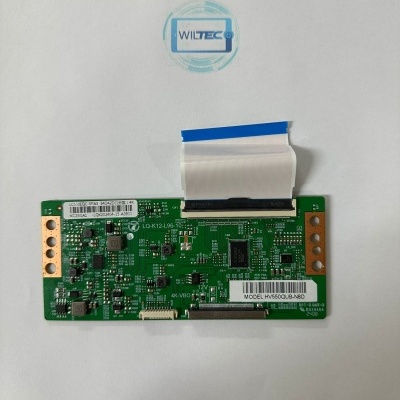Placa eletrónica verde com fita plana branca e etiquetas num fundo branco com logo WILTEC