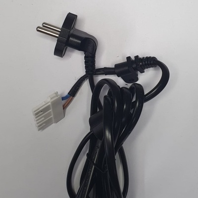 Cabo elétrico preto com conector branco e ficha de 2 pinos em fundo branco com selo WILTEC STORE.