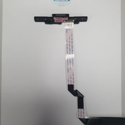 Cabo flexível com conector Samsung e etiqueta rosa sobre fundo com logótipo WILTEC STORE