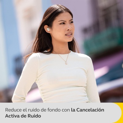 mulher com t-shirt branca e fones de ouvido ao ar livre