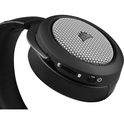 Auscultadores pretos com grelha cinzenta e controles no ouvido