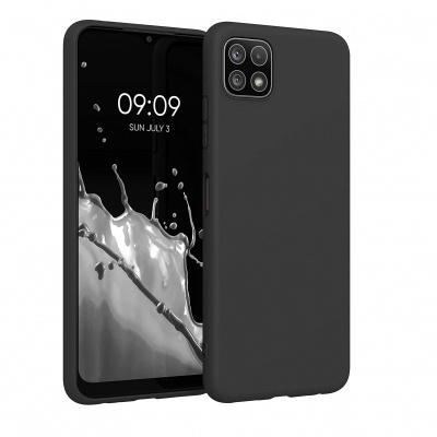 Smartphone com capa preta e quatro câmaras na traseira