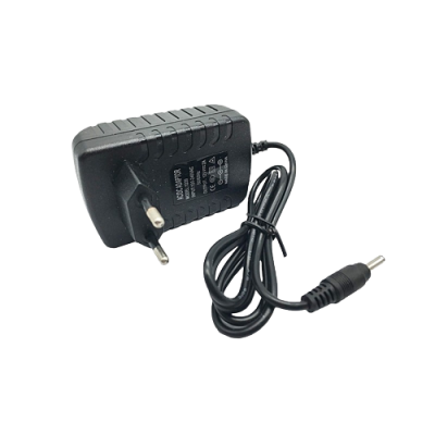 Carregador de parede preto com cabo e ficha tipo europeu