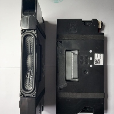 Dois módulos eletrónicos pretos retangulares com etiqueta e código QR sobre fundo branco.