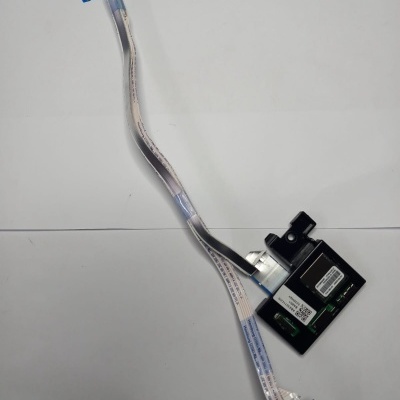 Cabo flexível com conectores e placa eletrónica preta