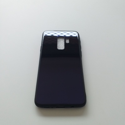 Capa protetora preta brilhante para smartphone sobre fundo branco