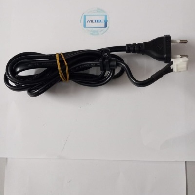 Cabo elétrico preto com ficha Schuko e conector branco, enrolado com elástico, sobre folhas com logotipo WILTEC.