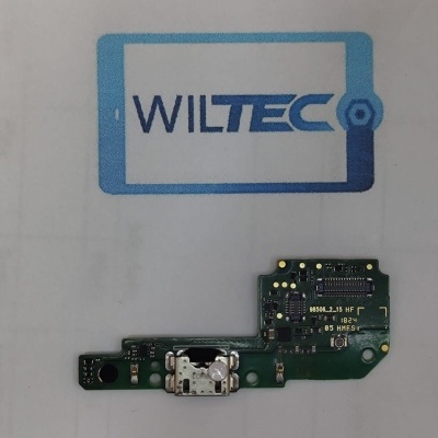 Circuito impresso verde com conector USB sobre superfície com logótipo WILTEC