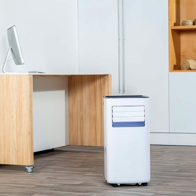 Ar condicionado portátil branco com grelha azul numa sala de escritório moderna
