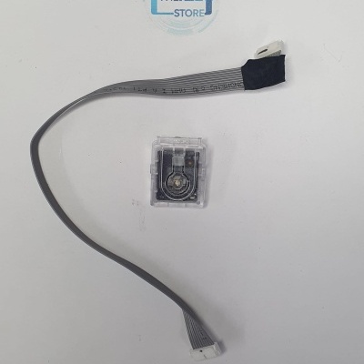 Cabo plano cinzento com conectores brancos e peça eletrónica quadrada transparente com componentes visíveis