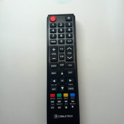 Comando à distância preto da marca CABLETECH com botões coloridos e selo WILTEC STORE