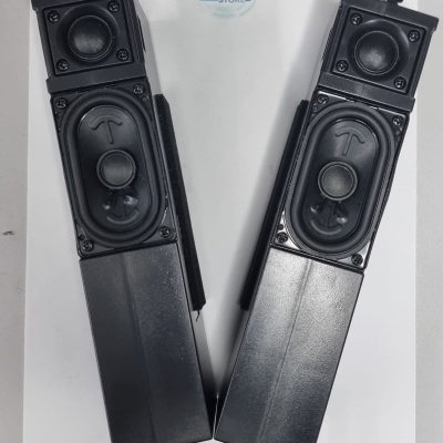 Dois altifalantes pretos retangulares com o texto WILTEC STORE no fundo