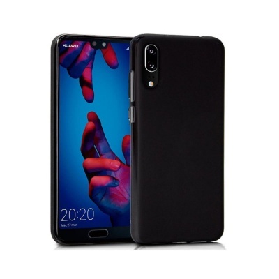 Smartphone Huawei com capa protetora preta e ecrã com fundo azul e mãos coloridas