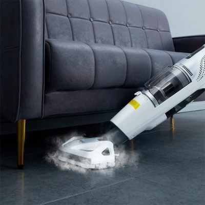 aspirador branco a limpar chão cinzento junto a sofá azul