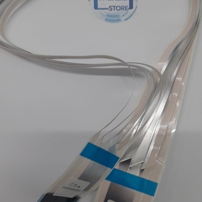 Cabo flexível com conectores e etiquetas sobre fundo branco com selo Wiltec Store