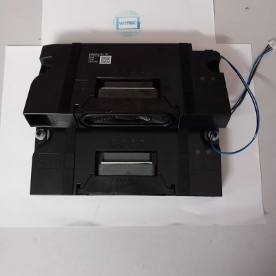 Dispositivo eletrônico preto com cabos azuis e etiquetas com texto e códigos QR sobre papel branco com logótipo WILTEC