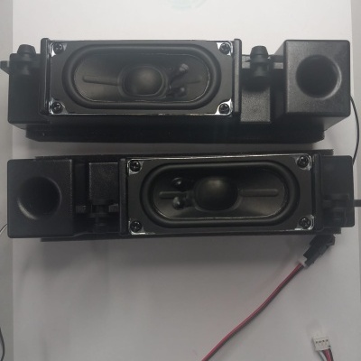 Par de alto-falantes pretos retangulares com cabos e conectores