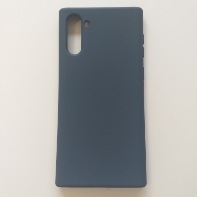 Capa azul para smartphone com recortes para câmera e botões sobre fundo branco