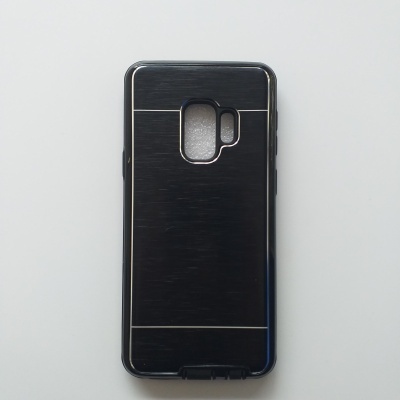 Estojo para smartphone preto com textura metálica e riscas brancas