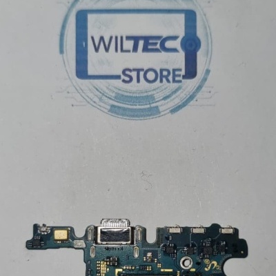 Placa eletrónica com conector USB e componentes electrónicos visíveis sobre superfície branca com logótipo WILTEC STORE.