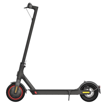 Scooter elétrico preto com detalhes vermelhos e cinzentos