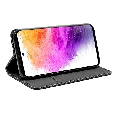 Smartphone numa capa preta de pele a funcionar como suporte