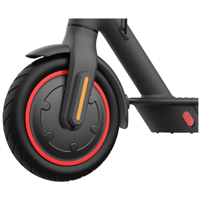 Roda dianteira de trotinete elétrico preto com detalhes em vermelho e laranja