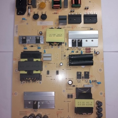 Placa eletrónica com vários componentes eletrónicos e dissipadores de calor em fundo branco