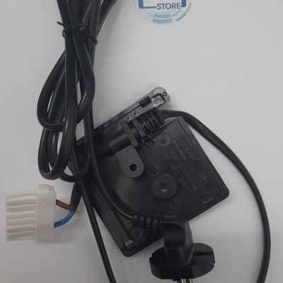 Cabo elétrico preto com tomada e conector branco, sobre fundo branco com autocolante WILTEC STORE