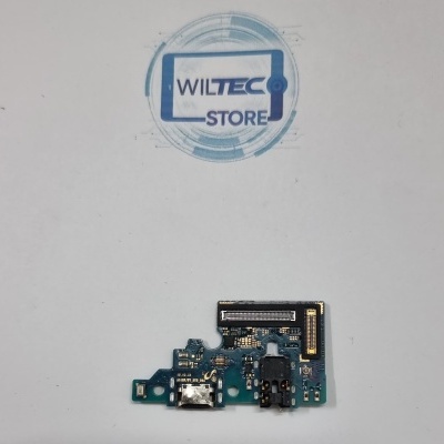 Placa eletrônica com conetor USB e entrada jack numa superfície branca com selo WILTEC STORE