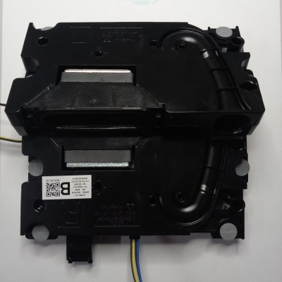 Peça eletrónica preta com fios e etiqueta numa superfície branca com logótipo WILTEC STORE