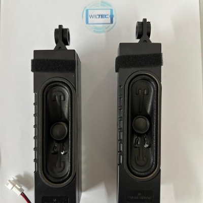 Dois altifalantes retangulares pretos com cabo e conector branco sobre fundo branco