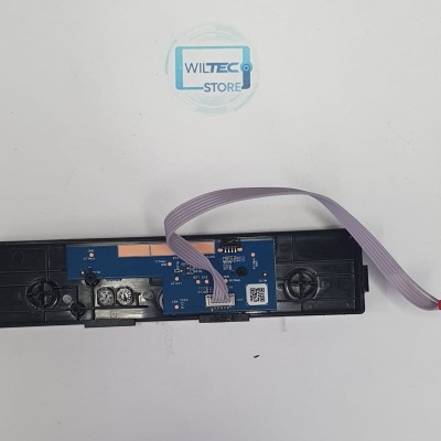 Componente eletrónico com placa azul, conector de fita cinzenta e suporte plástico preto sobre fundo branco