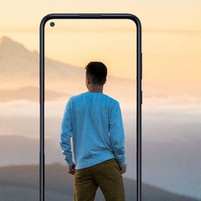 Smartphone com ecrã a mostrar paisagem e homem de costas