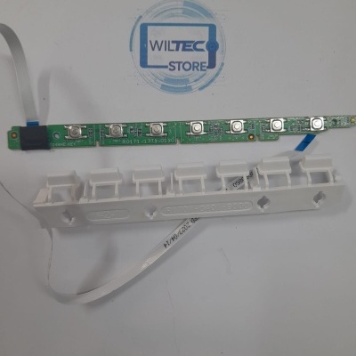 Placa eletrónica verde com botões e estrutura branca com cabo em fundo branco