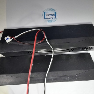 Dois ventiladores eletrônicos pretos com cabos em superfície branca e etiqueta WILTEC STORE