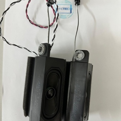 Par de alto-falantes retangulares com fios em fundo branco e selo WILTEC