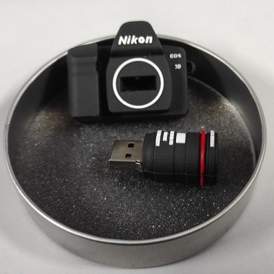 Pen USB em forma de lente e objeto em forma de câmara em caixa metálica redonda