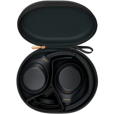 Auscultadores Sony pretos dentro de estojo preto aberto