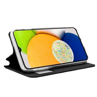 Smartphone com capa preta e ecrã colorido