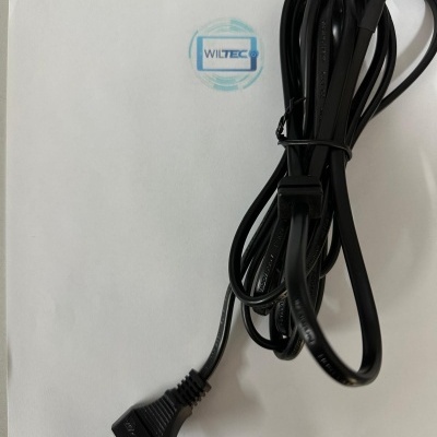 Cabo elétrico preto com ficha de dois pinos e conector branco sobre papel branco com logo WILTEC