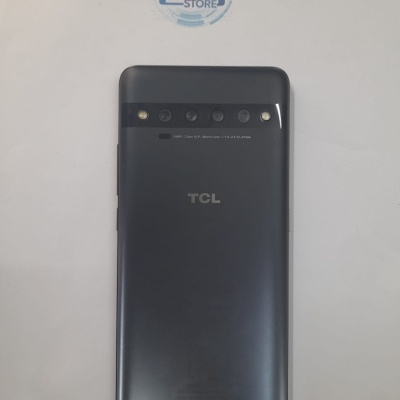 Smartphone TCL preto com cinco câmaras e flash LED numa superfície branca com logotipo WILTEC STORE