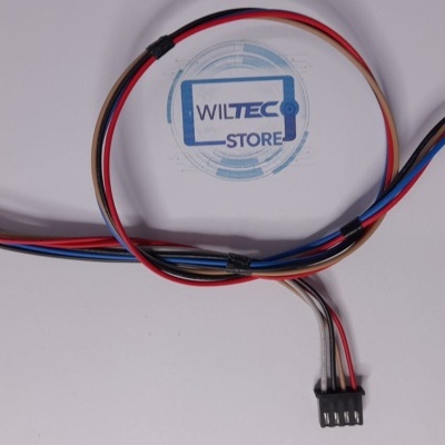 Cabo elétrico multicolorido com conectores vermelhos e pretos e etiqueta WILTEC STORE