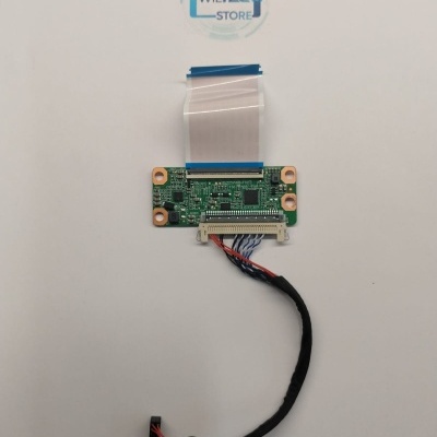Placa eletrónica com fita flexível e cabo trançado sobre fundo branco